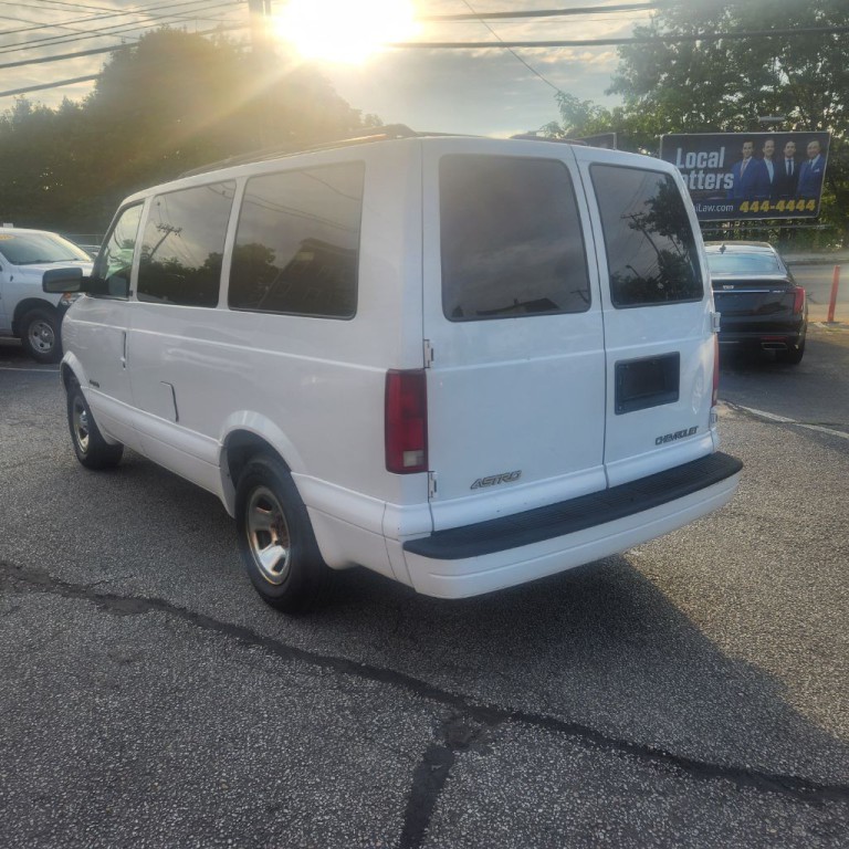 2002 Chevrolet Astro Image 3