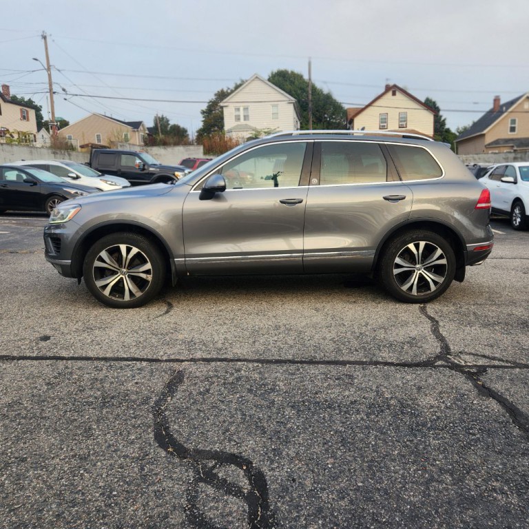 2017 Volkswagen Touareg Image 1