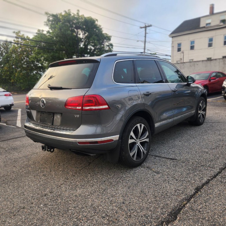 2017 Volkswagen Touareg Image 7