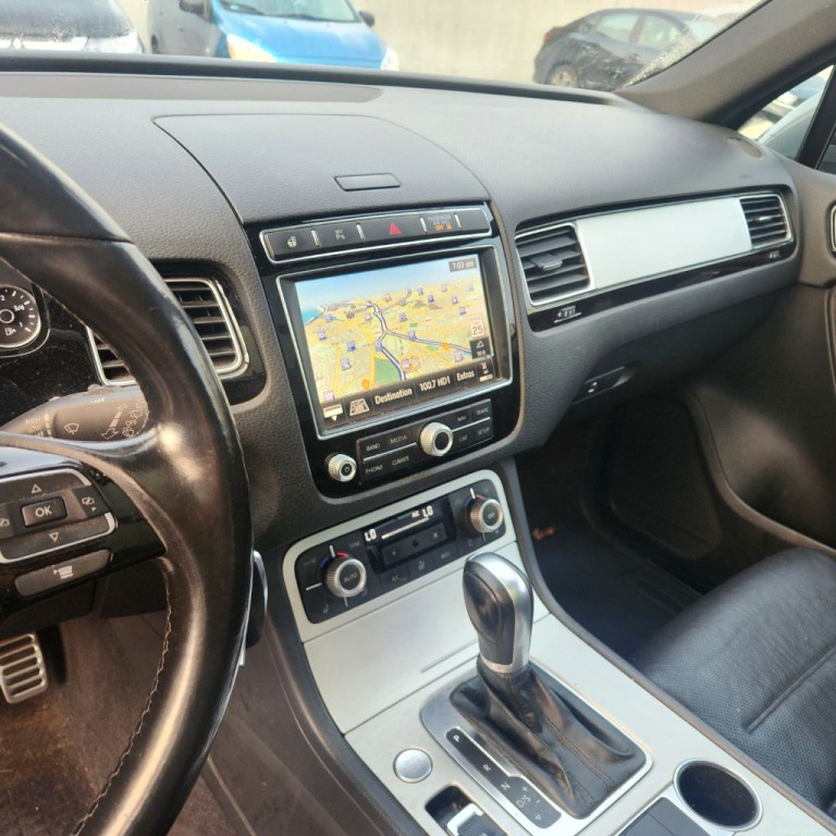 2017 Volkswagen Touareg Image 8