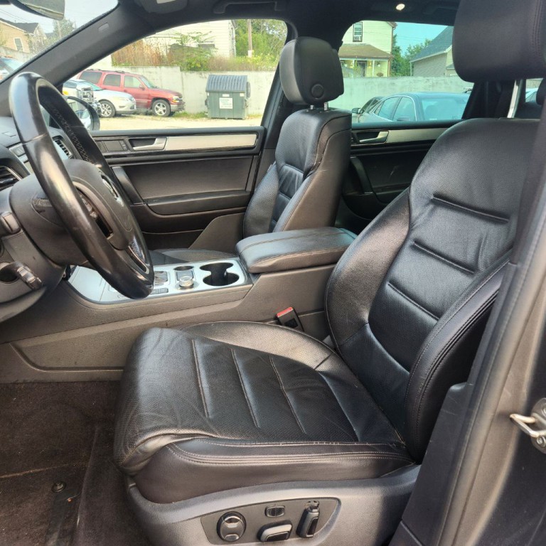2017 Volkswagen Touareg Image 9