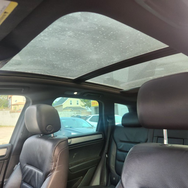 2017 Volkswagen Touareg Image 11