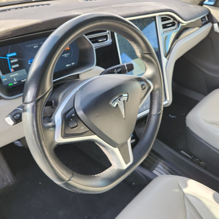 2015 Tesla Model S Image 9