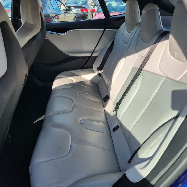 2015 Tesla Model S Image 10