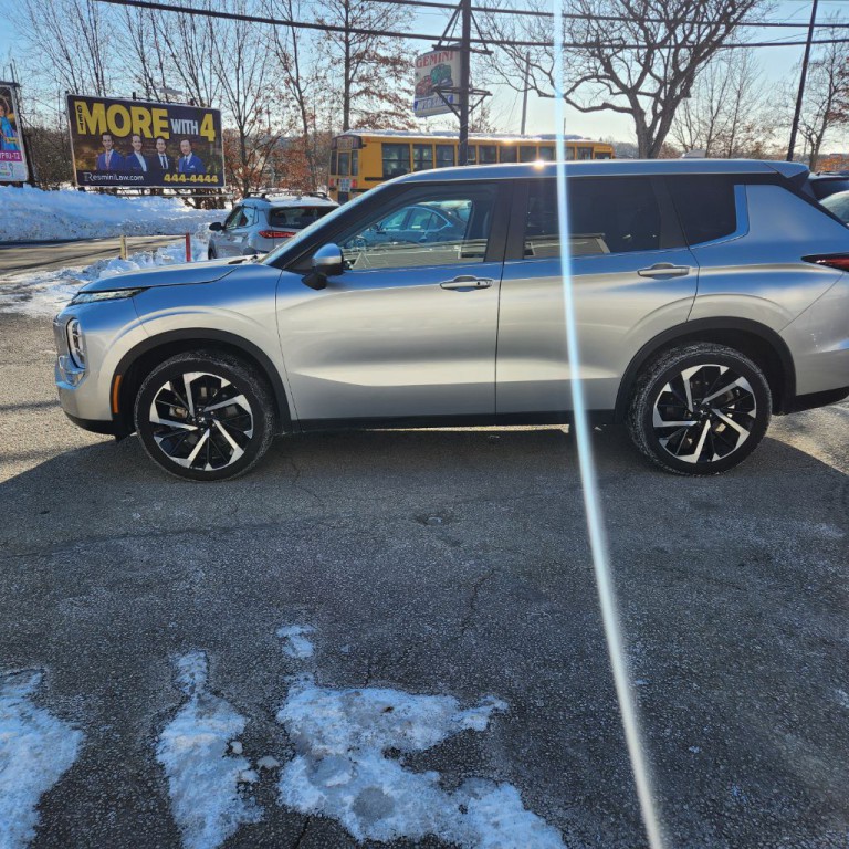 2023 Mitsubishi Outlander Image 2
