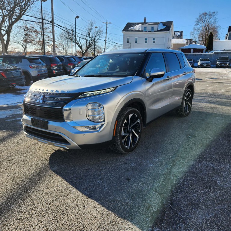 2023 Mitsubishi Outlander Image 3