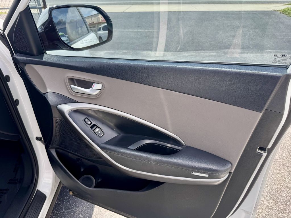 2017 Hyundai Santa Fe Image 10