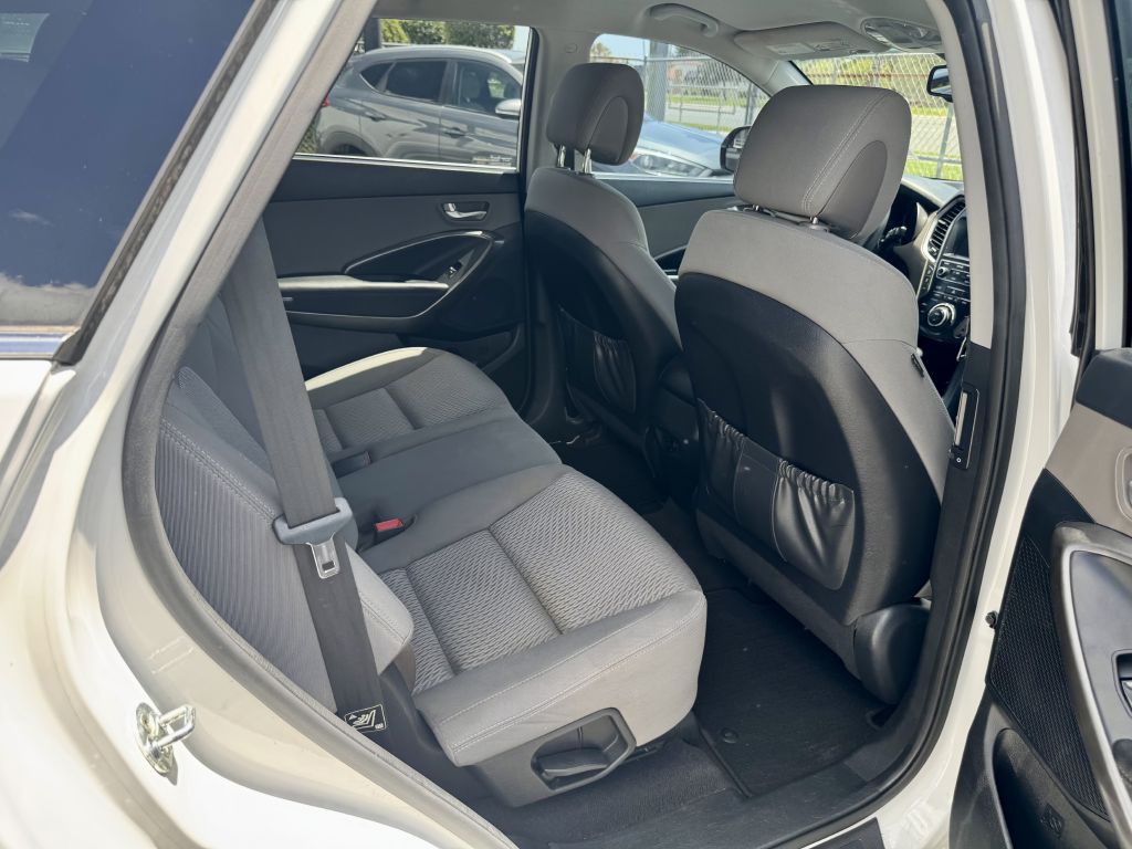 2017 Hyundai Santa Fe Image 11