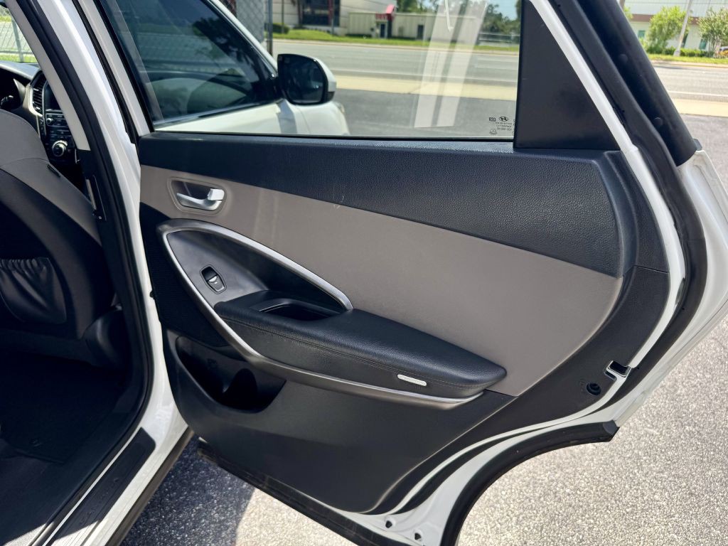 2017 Hyundai Santa Fe Image 12