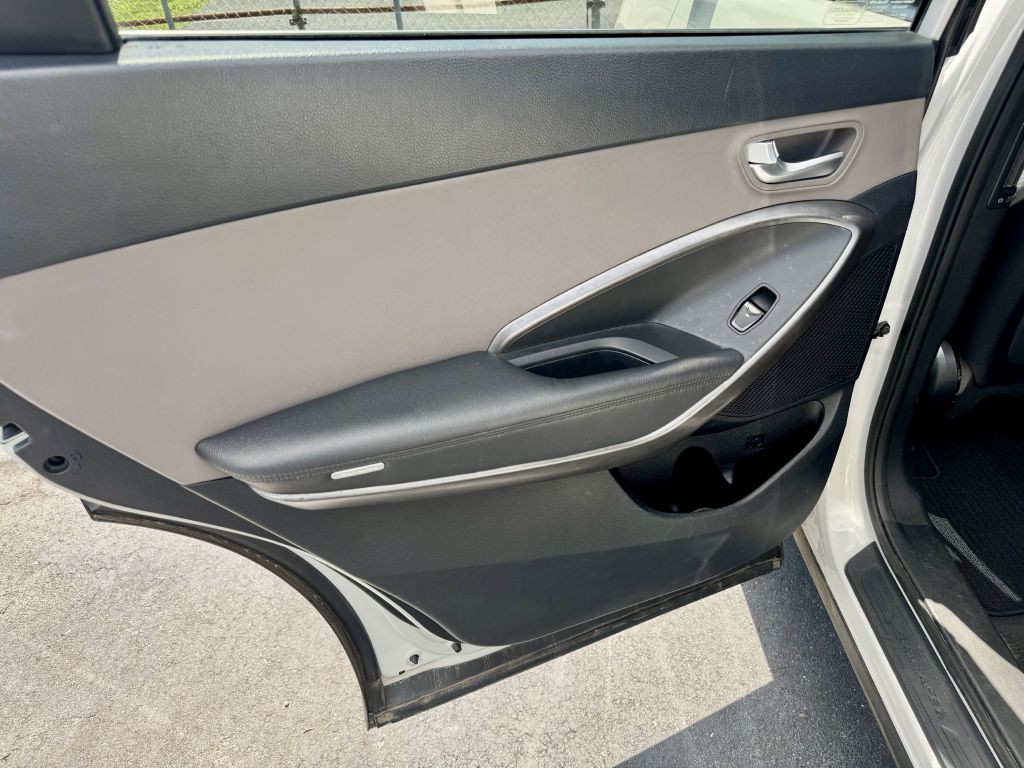 2017 Hyundai Santa Fe Image 17
