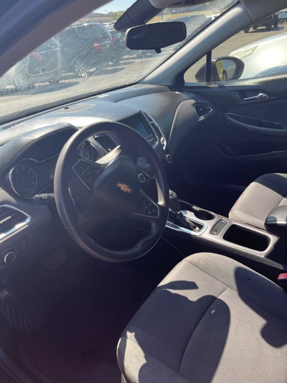 2019 Chevrolet Cruze Image 2