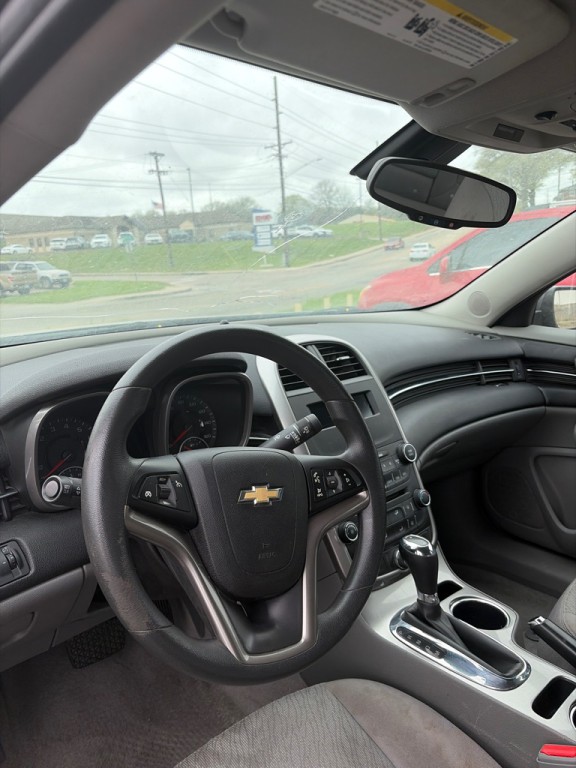2015 Chevrolet Malibu Image 2