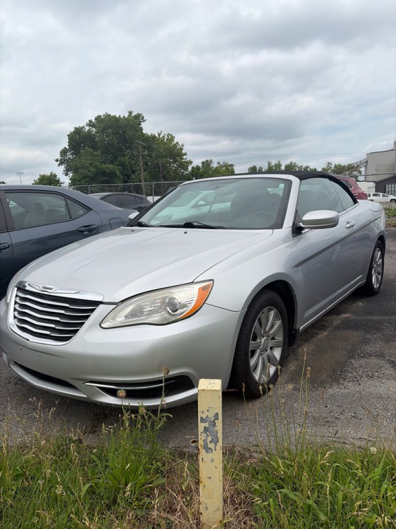 2011 Chrysler 200 Image 1