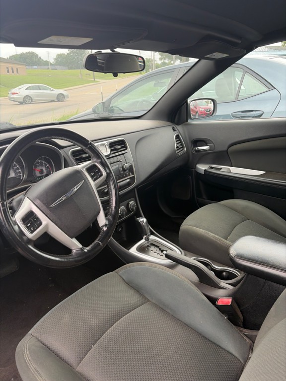 2011 Chrysler 200 Image 2