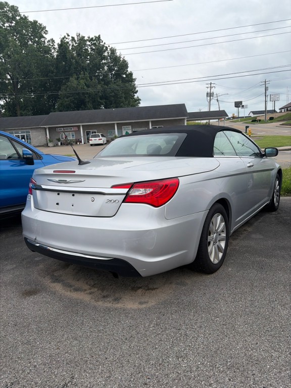 2011 Chrysler 200 Image 3