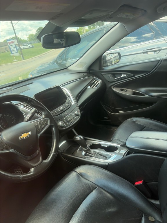 2017 Chevrolet Malibu Image 2