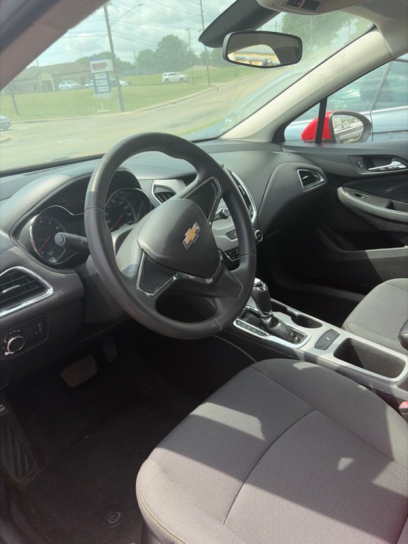 2017 Chevrolet Cruze Image 2