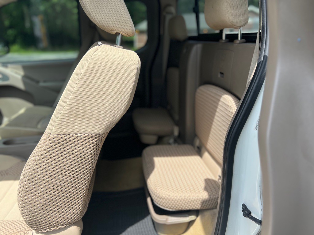 2015 Nissan Frontier Image 32