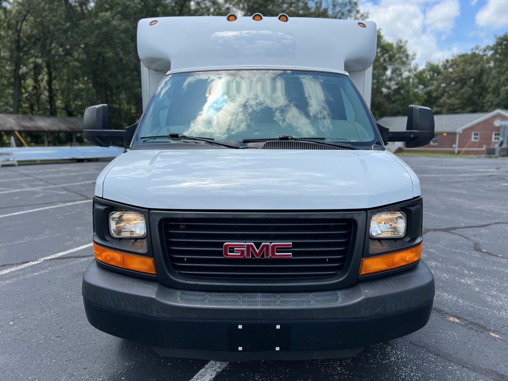 2013 GMC Savana Image 2