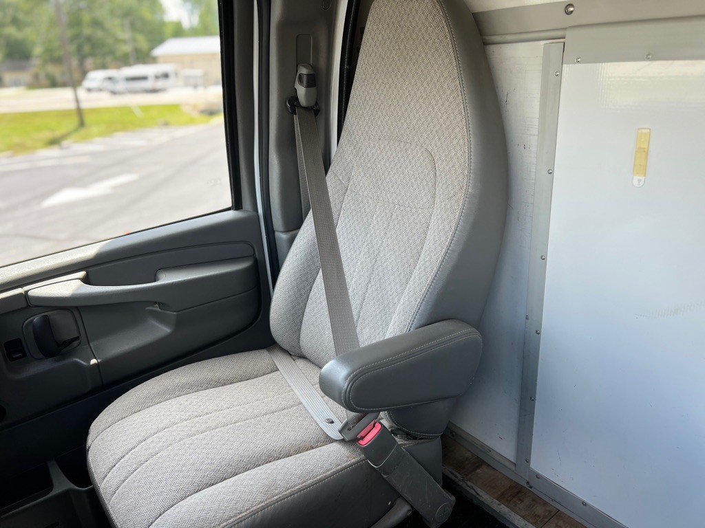 2013 GMC Savana Image 32