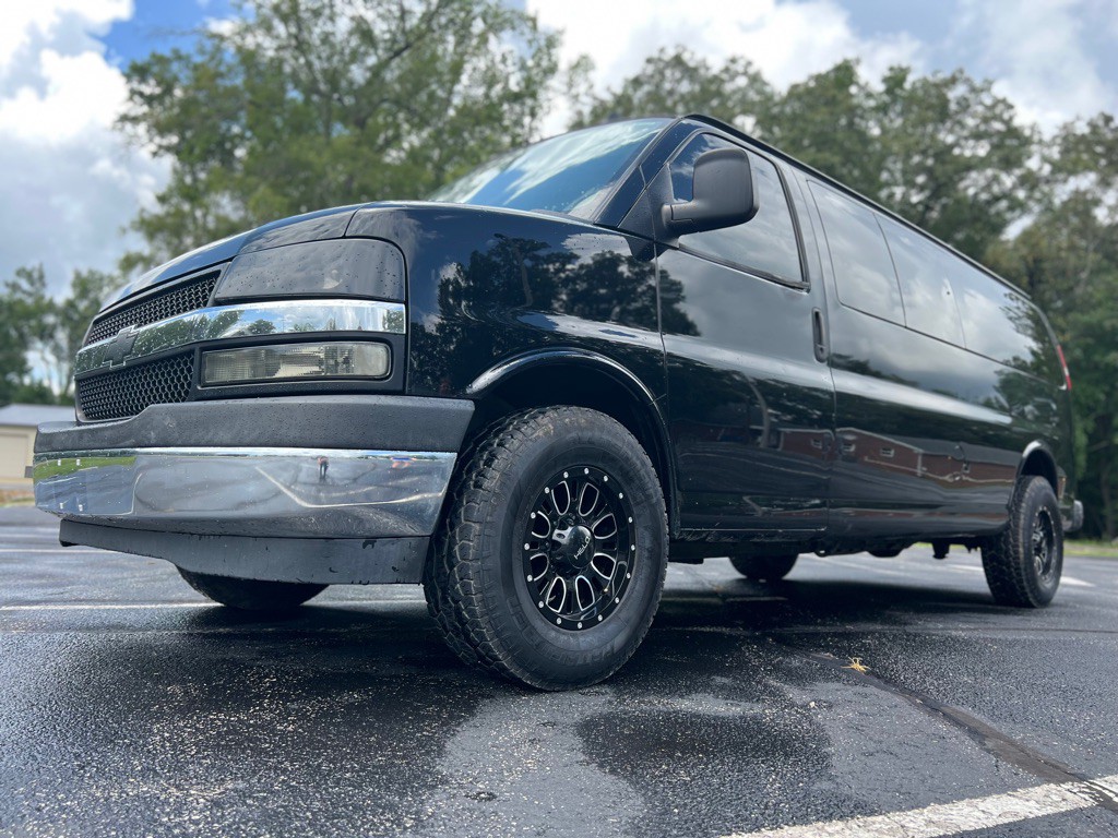 2017 Chevrolet Express Image 1