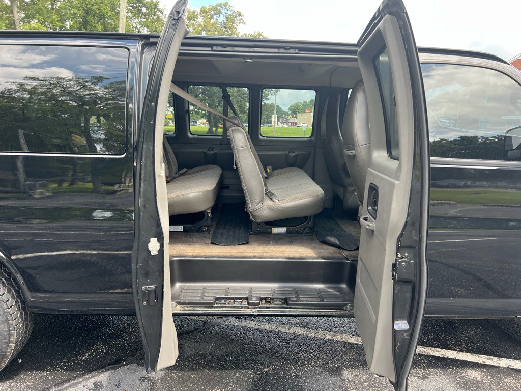 2017 Chevrolet Express Image 5