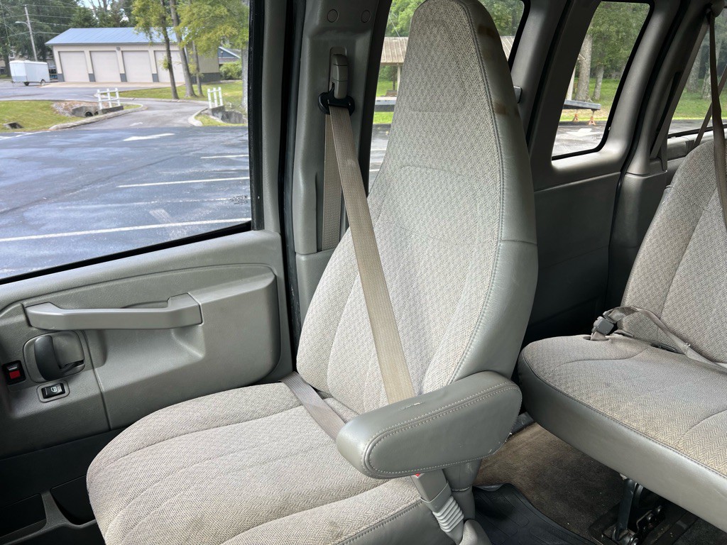 2017 Chevrolet Express Image 26