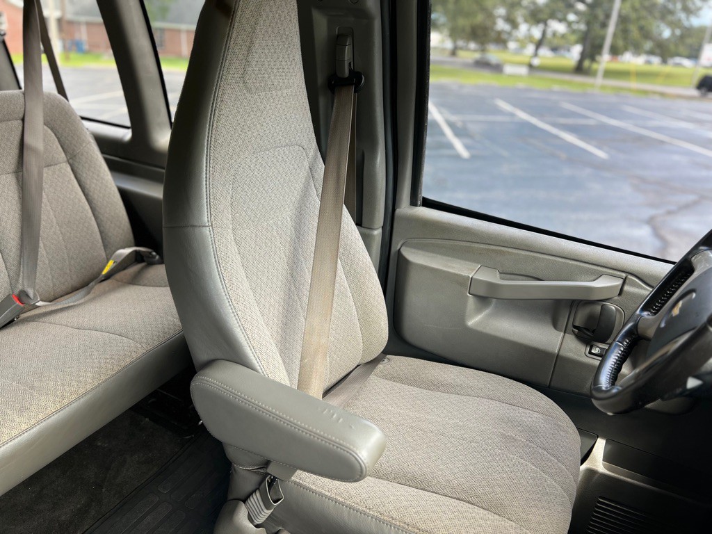 2017 Chevrolet Express Image 31