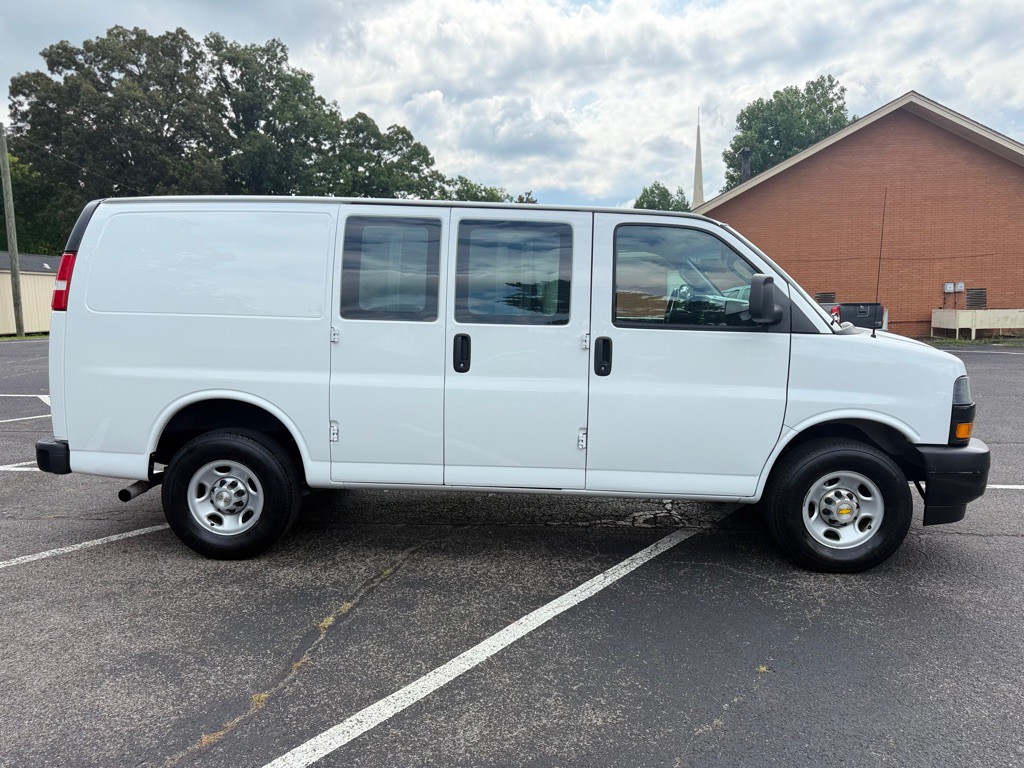 2022 Chevrolet Express Image 4