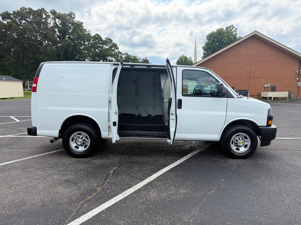 2022 Chevrolet Express Image 5