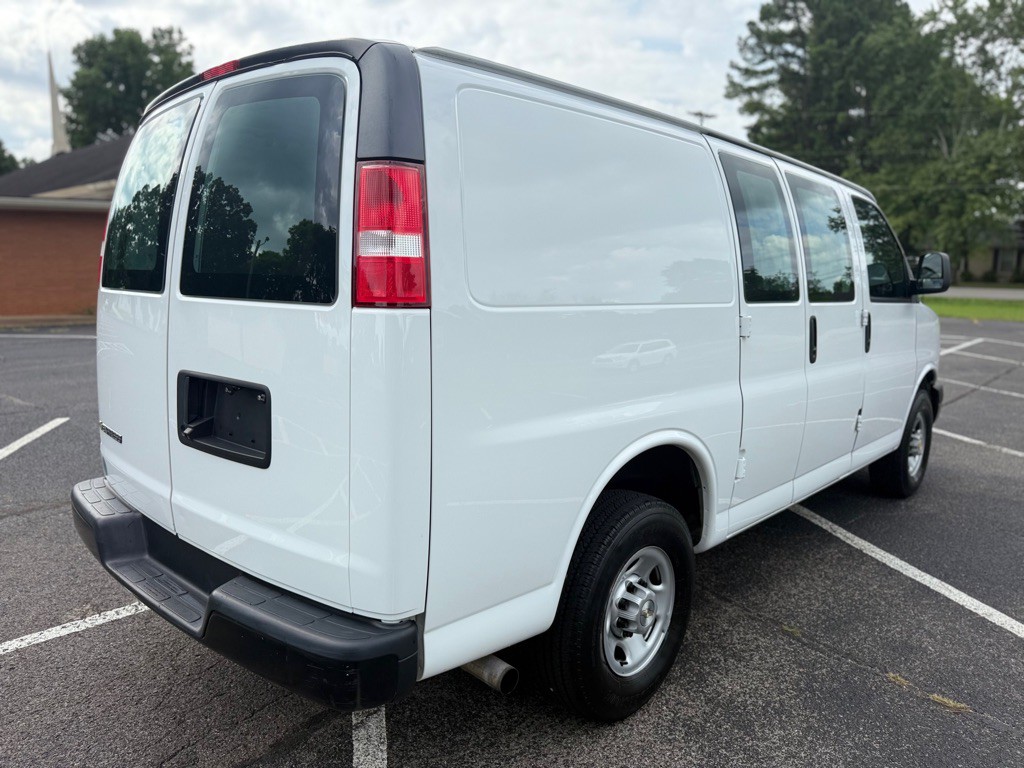 2022 Chevrolet Express Image 7