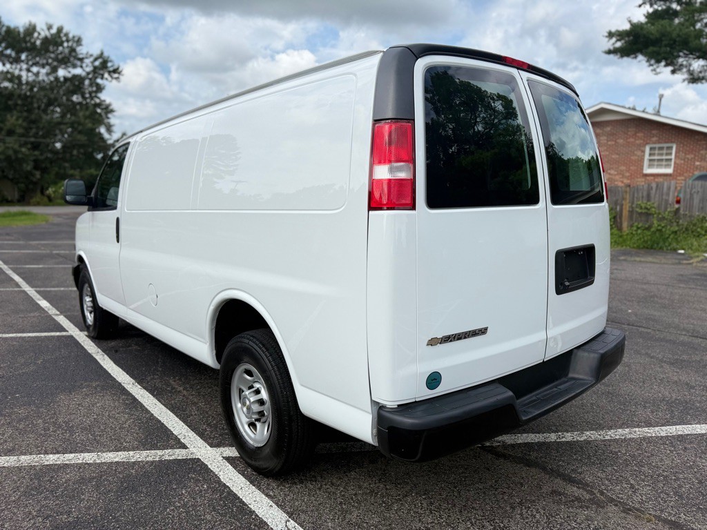 2022 Chevrolet Express Image 11