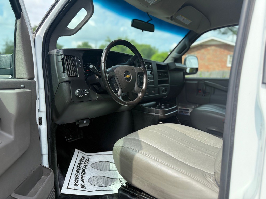 2022 Chevrolet Express Image 17