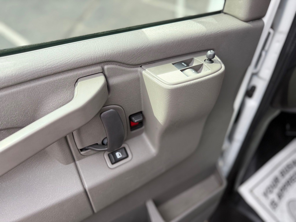 2022 Chevrolet Express Image 18