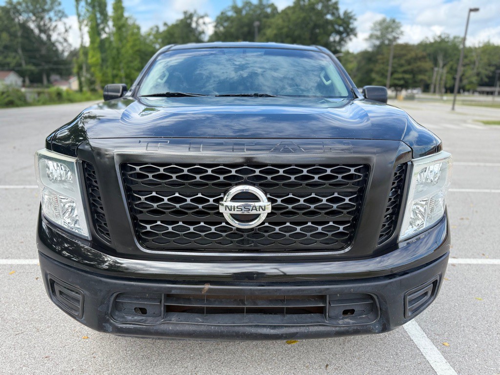 2018 Nissan Titan Image 2