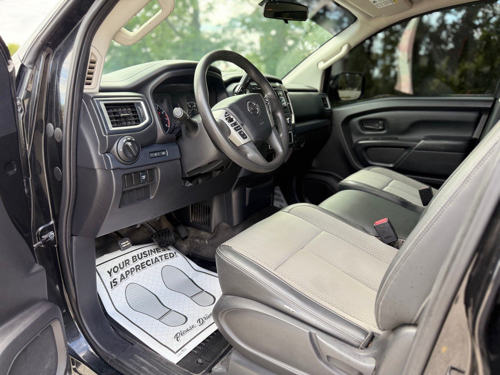 2018 Nissan Titan Image 16