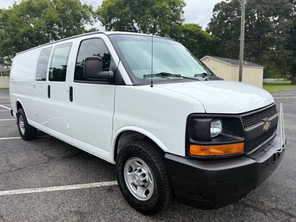 2017 Chevrolet Express Image 3