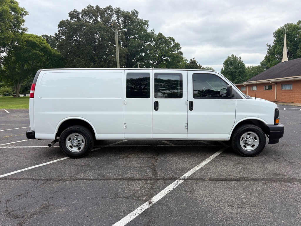 2017 Chevrolet Express Image 4