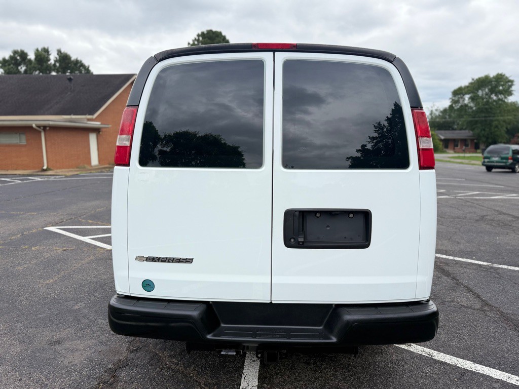 2017 Chevrolet Express Image 8