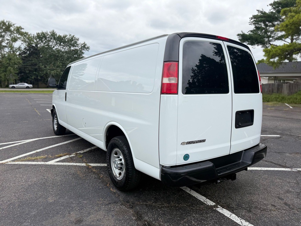 2017 Chevrolet Express Image 11