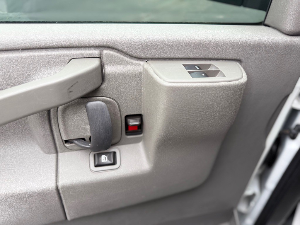 2017 Chevrolet Express Image 17