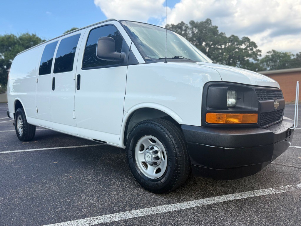 2017 Chevrolet Express Image 3
