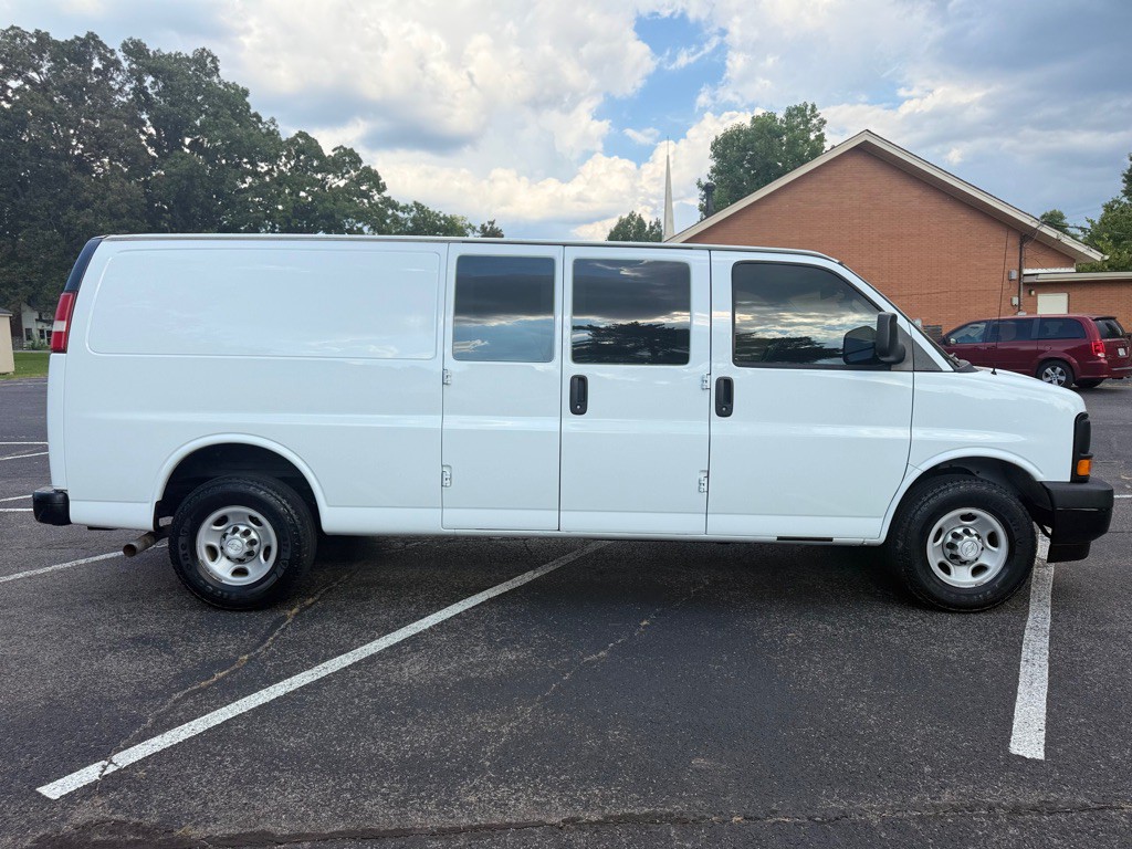 2017 Chevrolet Express Image 4