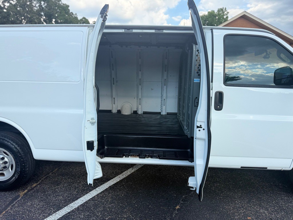 2017 Chevrolet Express Image 5