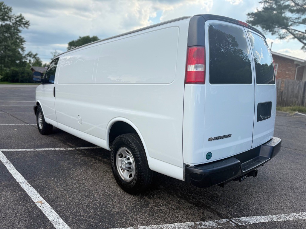 2017 Chevrolet Express Image 12