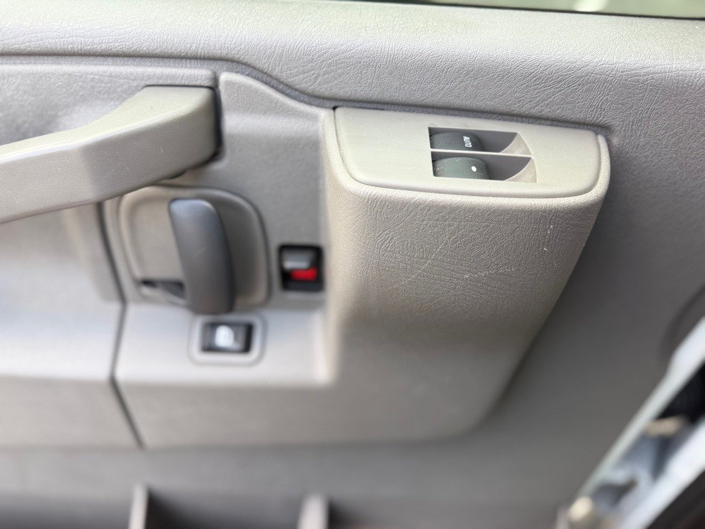 2017 Chevrolet Express Image 18