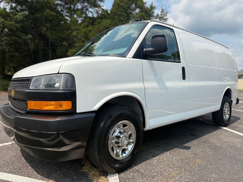2018 Chevrolet Express Image 1