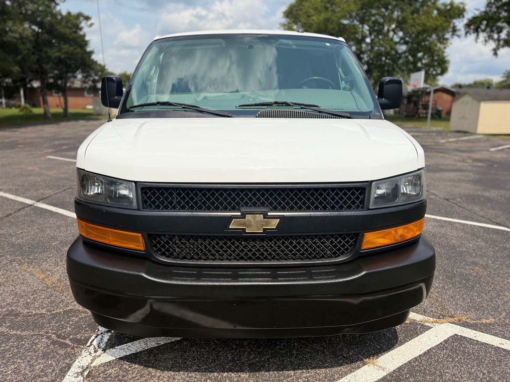 2018 Chevrolet Express Image 3