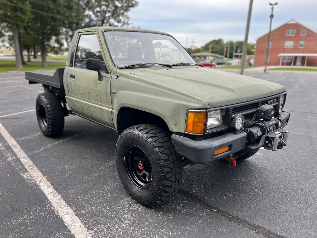 1987 Toyota Pickup Image 3