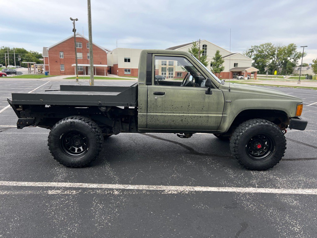 1987 Toyota Pickup Image 4